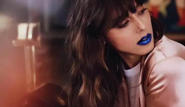 法国it-girl violette靠唇色翻玩造型,全球粉丝飙涨中