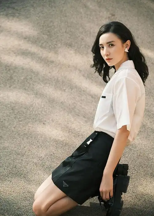 宋佳白衬衫配黑色a字裙清新学生范儿.宋佳半跪于光影斑驳间.