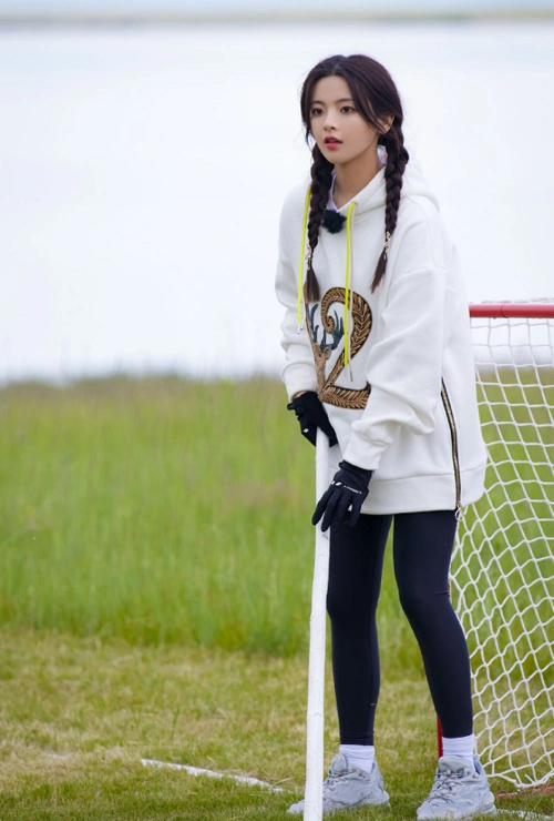 杨超越真是又甜又瘦!扎麻花辫超甜美,少女感十足