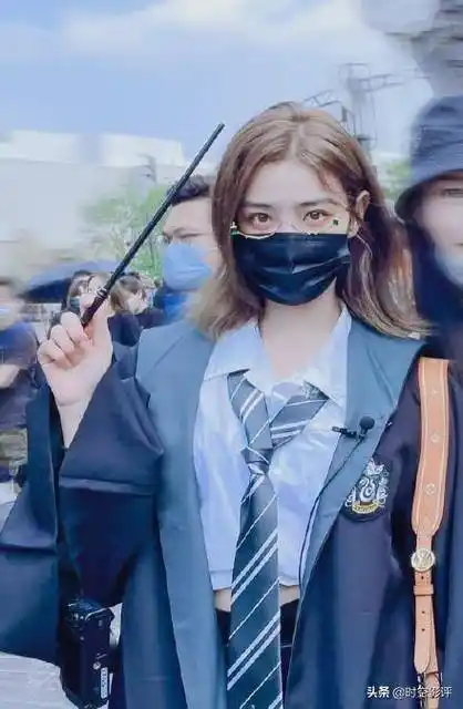 许佳琪喻言打卡北京环球影城,魔法披风盖不住大长腿,太仙了吧_网友