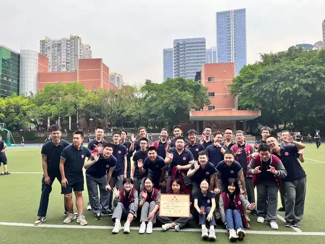 重庆八中沙坪坝校区举行高2023级拔河比赛决赛