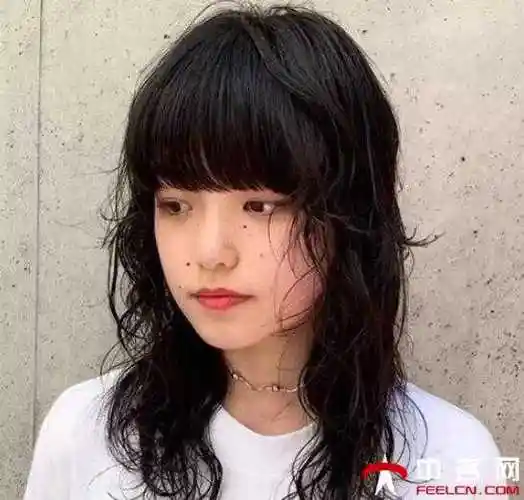 发量少头发还软适合的发型上短下长层次蓬松显发量