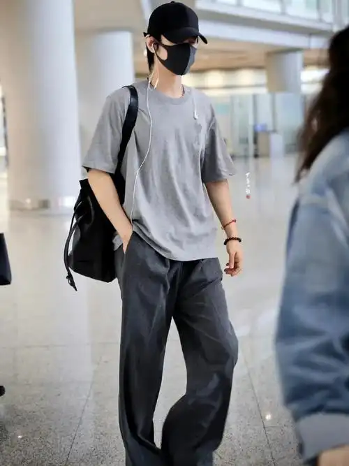 肖战亮相香港机场引爆粉丝狂热