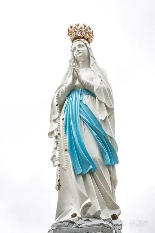 在卢尔德圣母的雕像