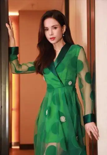 李若彤真是又美又仙,绿色纱裙优雅又有女人味,苗条身材令人羡慕