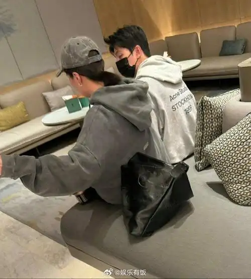 有网友在哈尔滨一澡堂偶遇@杨洋 ,他还在拄着拐走路,早日康复呀