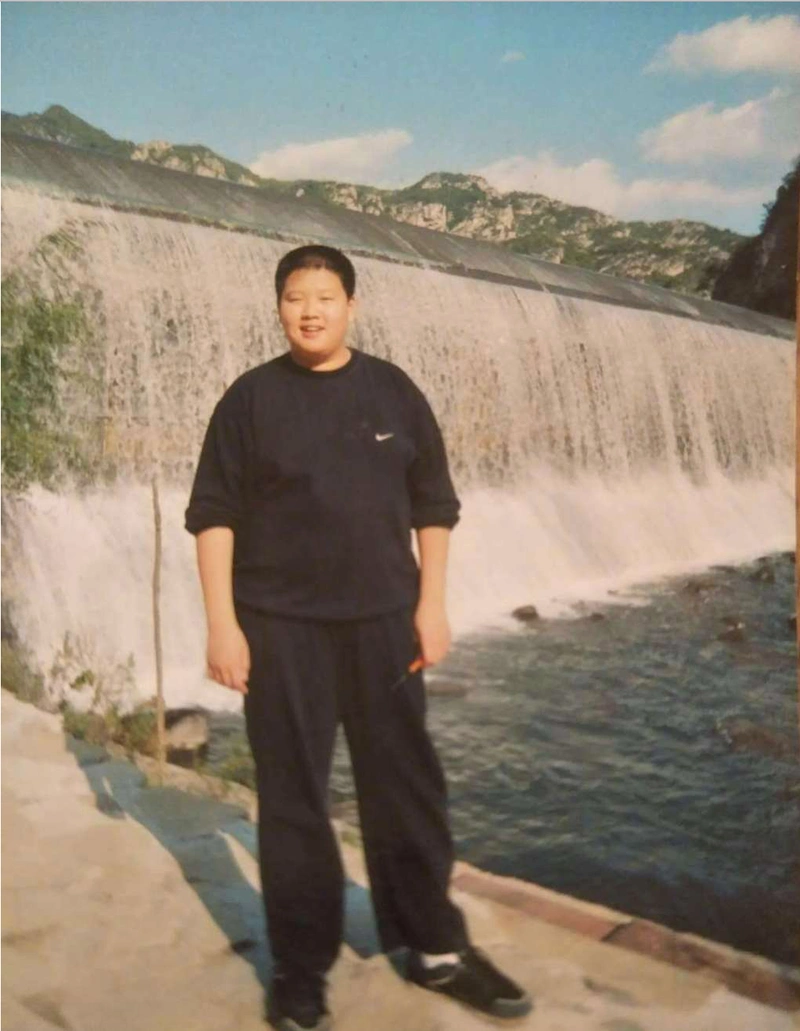 魏大勋再曝童年胖小子照,逗比日常,啥时尚姿势从未改变?