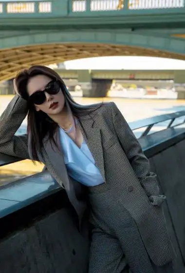 简介:戚薇酷美西装街拍写真图片,分享一组戚薇图片给大家,图中的明星