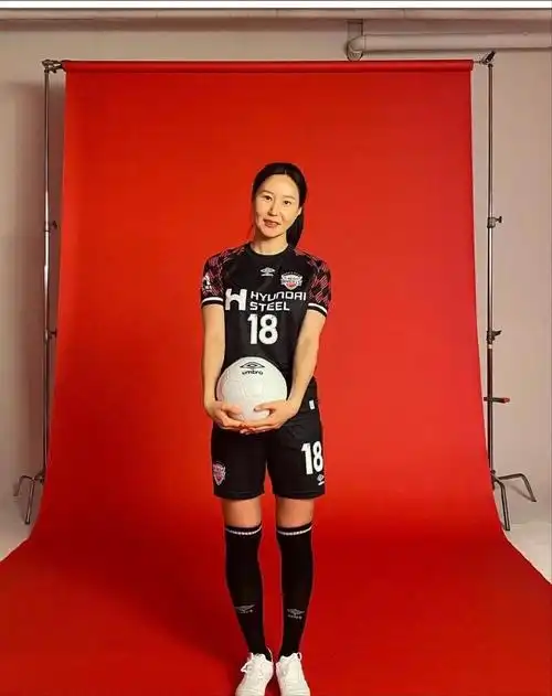 韩国队的守门员的详细资料(韩国37岁"足球守门员"金正