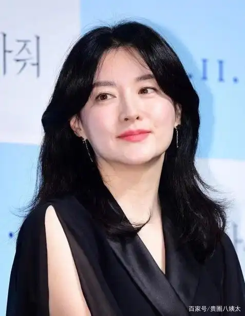 李英爱现身皮肤白到发光,48岁状态超好气质优雅