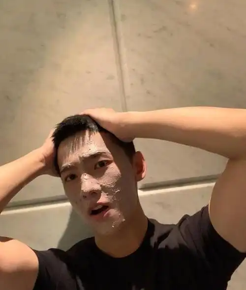 杨洋伦敦拍新戏寸头自拍照曝光手臂肌肉比脸都大