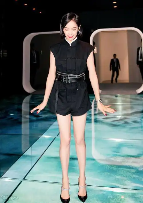 宋茜穿凉拖大秀美腿却被jio抢镜2个脚后跟是要笑死人吗