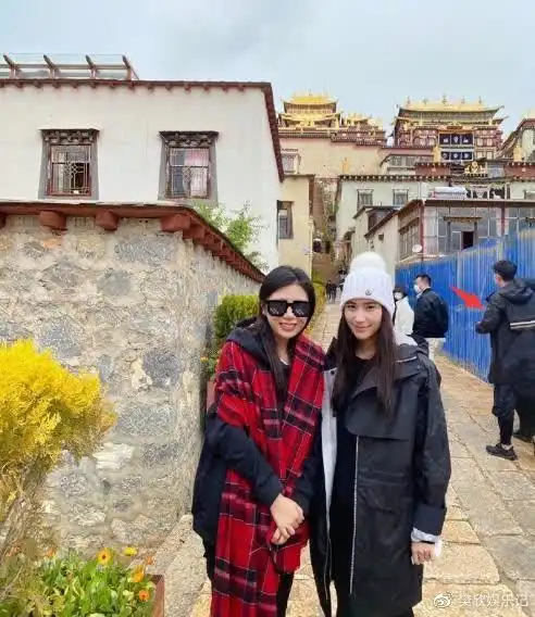 娱乐何超莲跟路人合影穿的虽然普通但气质还是很突出