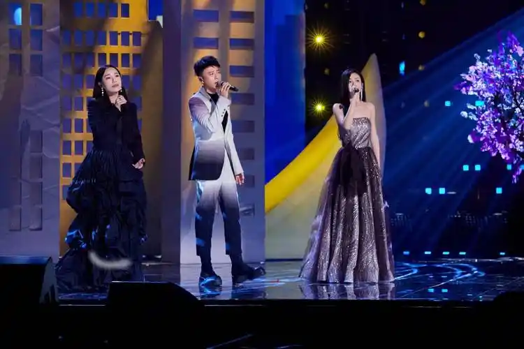 李克勤获《中国好声音2021》冠军导师 刷新实力引领粤语新风潮