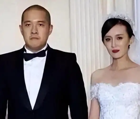 张博宇的亲生父亲在整个婚礼过程中从未现身,导致张博宇面露