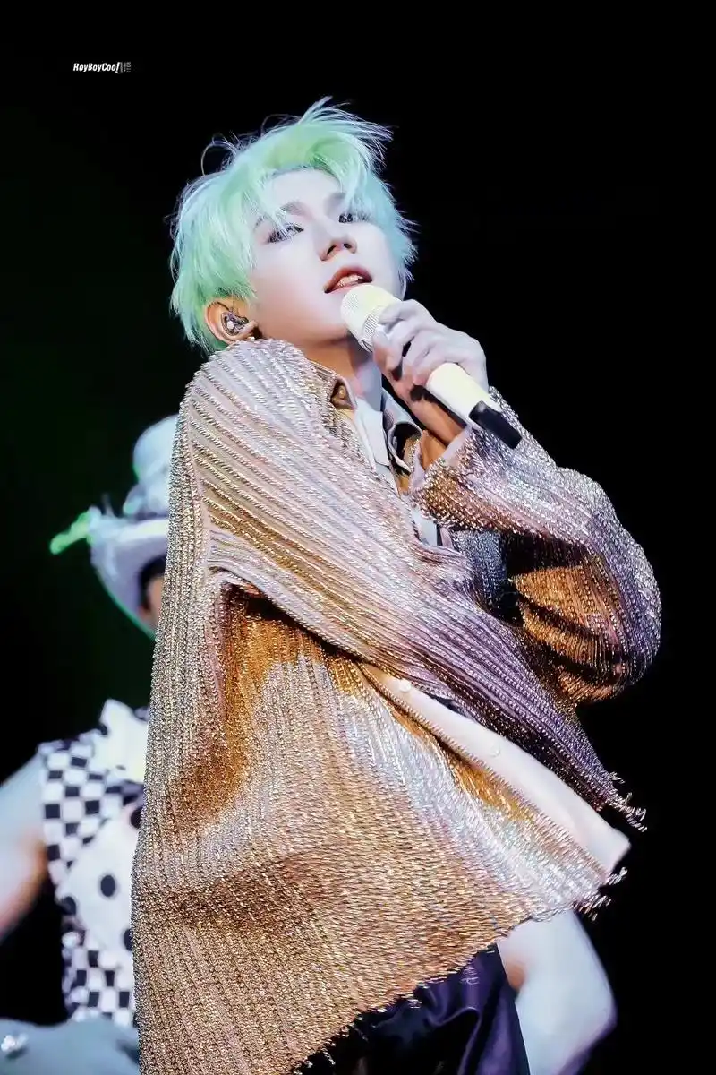 居然还染了绿色的头发!太帅了#王源 - 抖音