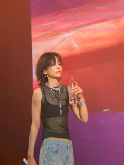 李斯丹妮转身的瞬间,服装设计完美地凸显了她的背影,令人印象深刻.