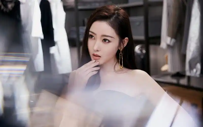 张天爱黑色抹胸裙性感图片-美女壁纸-高清美女图片-第6图-娟娟壁纸