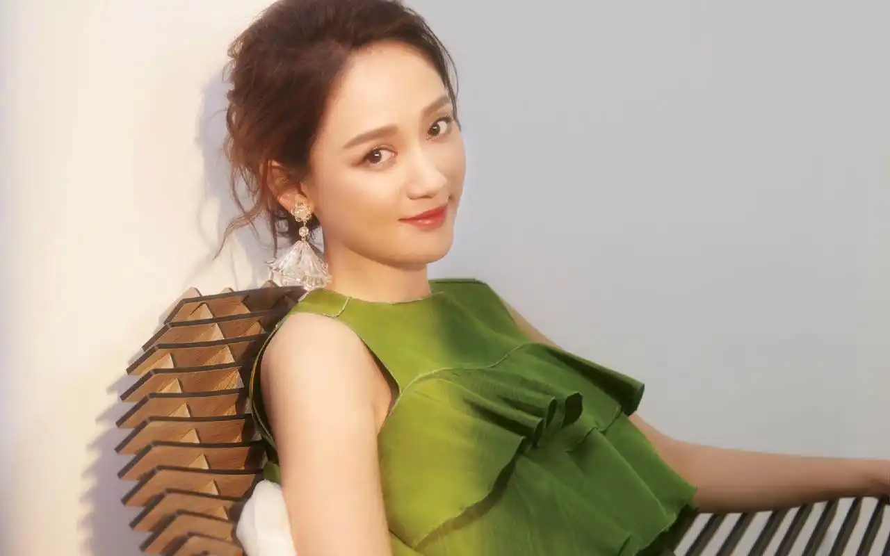 卡哇伊的丸子头下面搭配了一个青春洋溢的t恤看着十分可爱陈乔恩才是