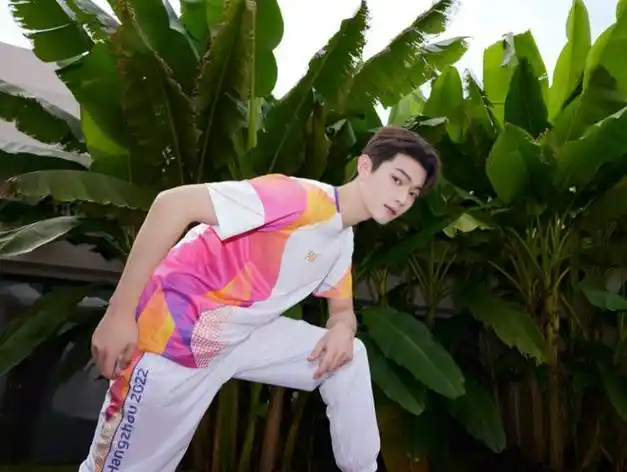 许凯火炬手亮相杭州!英俊潇洒追风少年魅力爆棚|模特|运动装_网易订阅