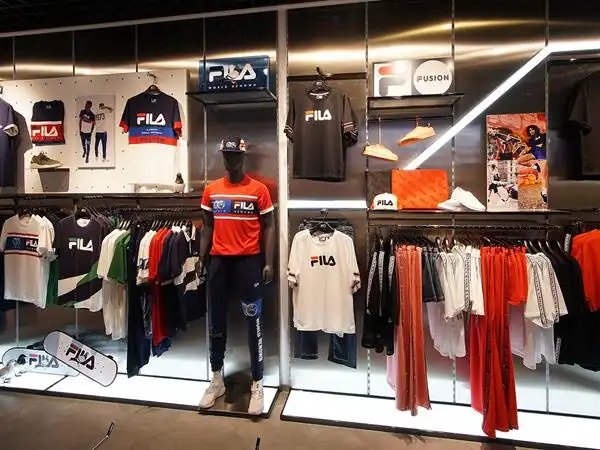 斐乐童装店铺展示