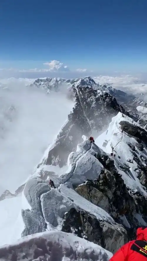 终于站上了珠穆朗玛峰最高峰,这地方有送外卖的吗