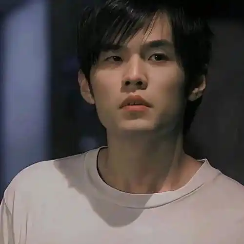 周杰伦年轻的时候真是年轻,青涩的模样让人不禁感叹时光飞逝!