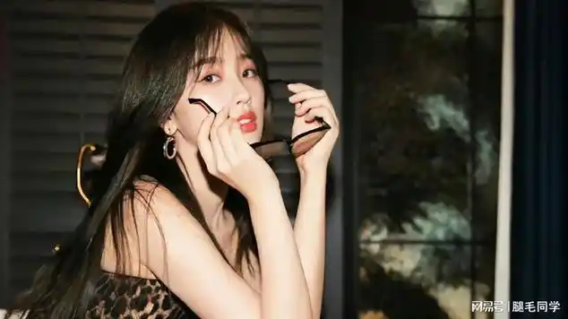 虞书欣紧身镂空黑裙亮相!麻辣女教师风格引爆潮流,太惊艳!