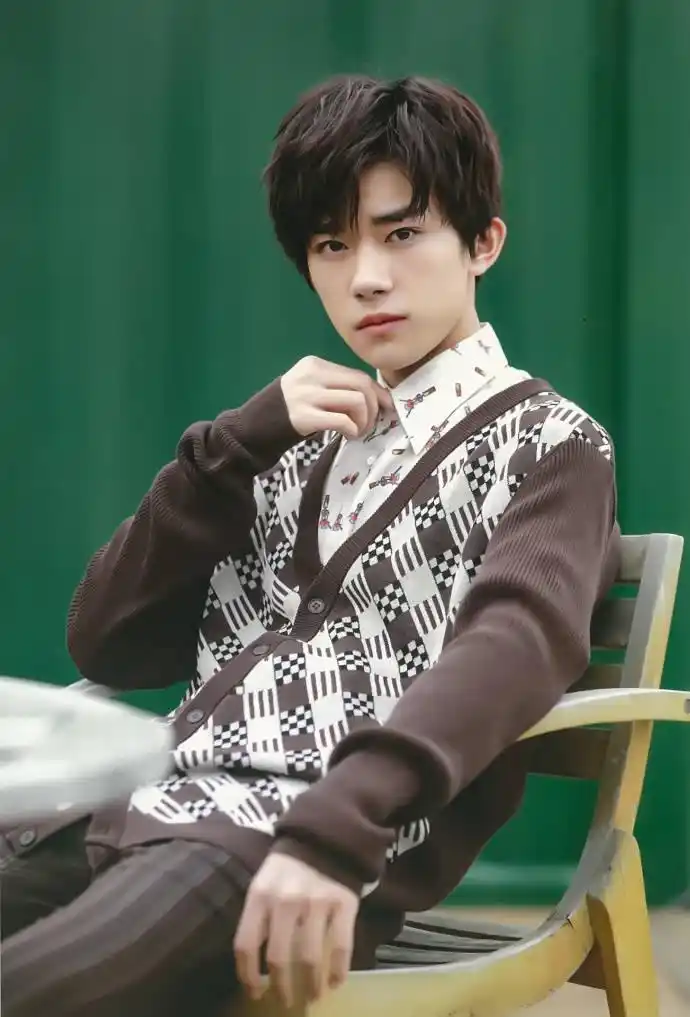 易烊千玺最新写真曝光眼神清澈棱角分明贵气优雅