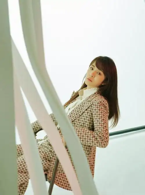 王晓晨踩尖头高跟鞋出镜,配衬衫印花西装,坐椅子上姿势太霸气了