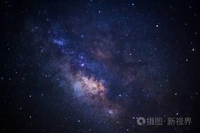 银河系恒星和宇宙长时间曝光的照片与粮食中空间尘埃的特写镜头