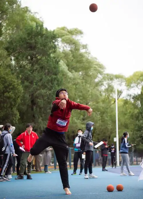 光脚的不怕穿鞋的清华大学学霸赤脚参加运动会