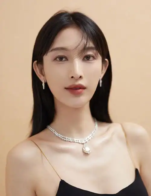 张丽黑色吊带长裙好惊艳!不料一秒破功,贴满暖宝宝的大衣亮了!