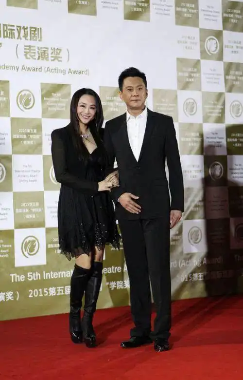 曹颖与老公恩爱现身 男方自曝怕老婆图