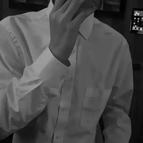 m男头半身白衬衫