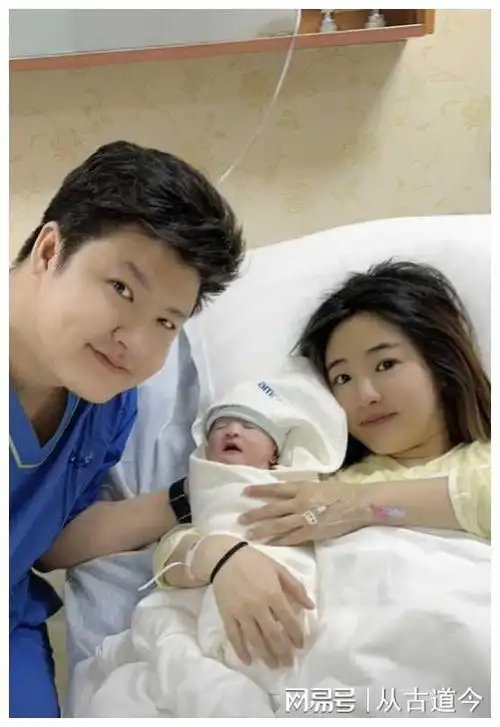 金龟子女儿幸福晒全家福宝宝正脸曝光如爸爸一家泪洒喜悦