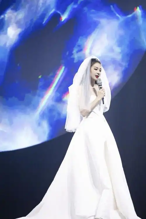 张雨绮的婚纱造型太美太仙了,撩头纱的动作可以看一年