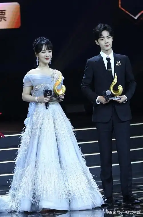 肖战和杨紫共用同一辆车什么情况?网友同意,粉丝:不同意!