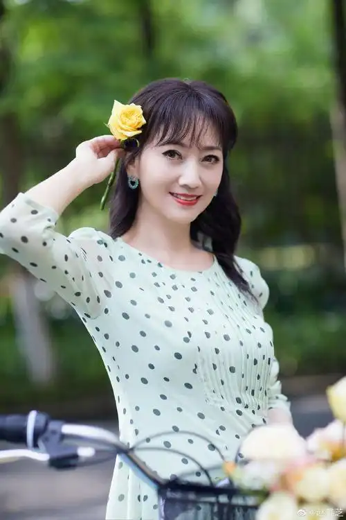 赵雅芝身着碎花长裙卷发造型更优雅