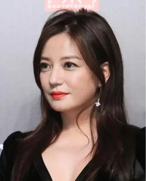 赵薇素颜照在三八妇女节首秀63亿身家曝光进入女富豪榜