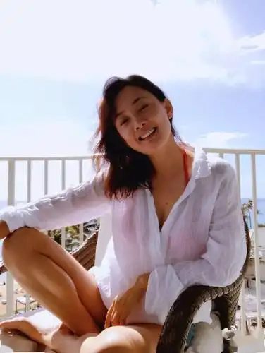 47岁牛莉比基尼照曝光狂秀马甲线果然运动才是女人最好的保养品