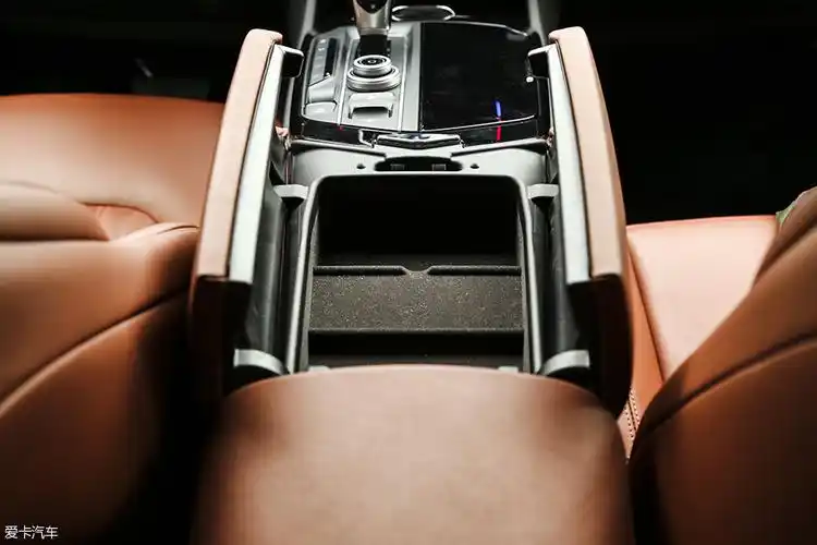 玛莎拉蒂levante的中央扶手箱为对开式,内部的空间并不算大.