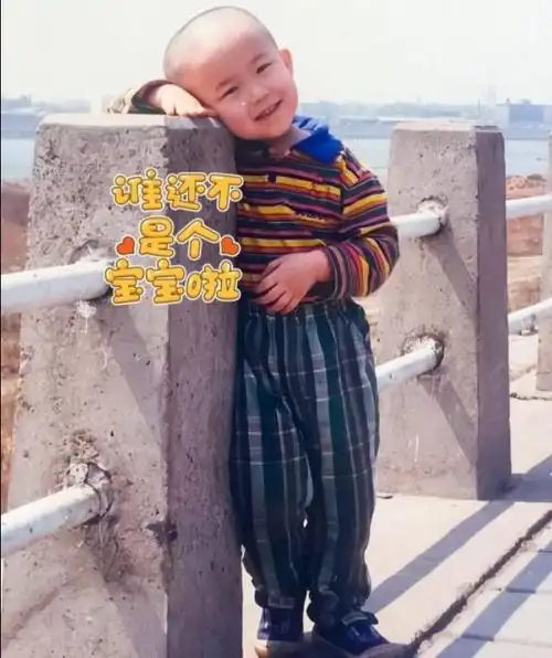 王楚钦陪漂亮妈妈去海洋馆,樊振东陪父母遛弯,马龙秀英语!