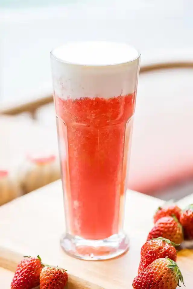 草莓海盐奶盖茶,营养又健康,而且在家制作绝对非常的美味