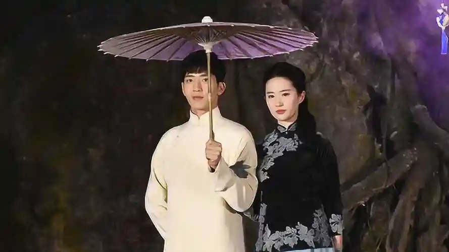 刘亦菲民国装韵味足下巴圆润与井柏然甜笑对视