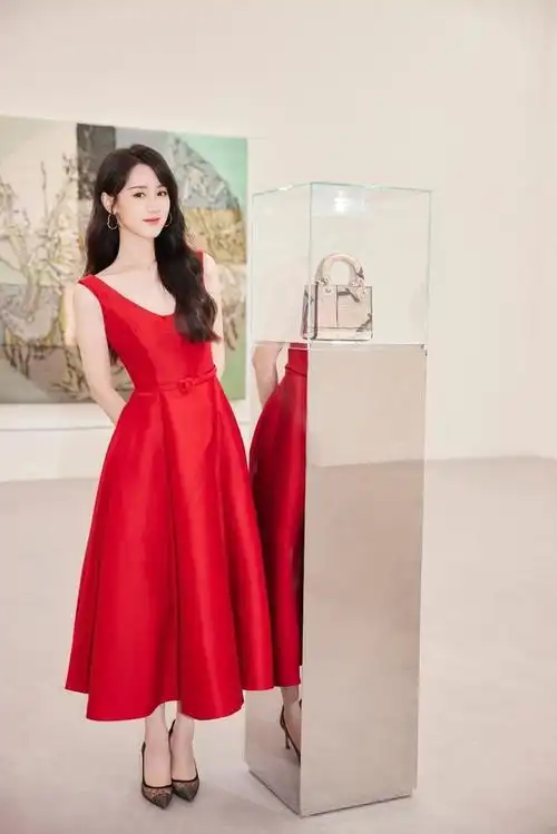 袁冰妍真是清纯系女生,穿一袭红裙打扮明艳,看着仍清丽脱俗