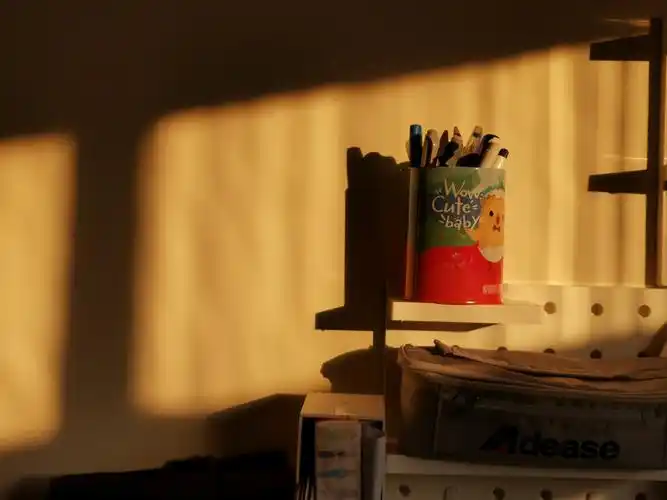 冬日暖阳午后四点的阳光透过玻璃落在房间内各个角落喜欢温馨此刻