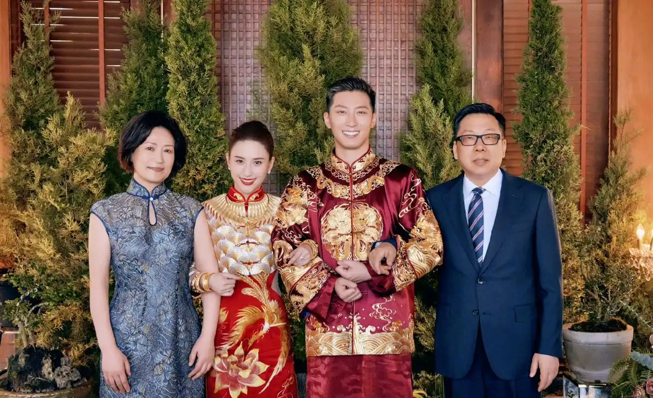 何超莲窦骁今日大婚#窦骁何超莲婚礼现场图# #窦骁何超莲婚礼新照片