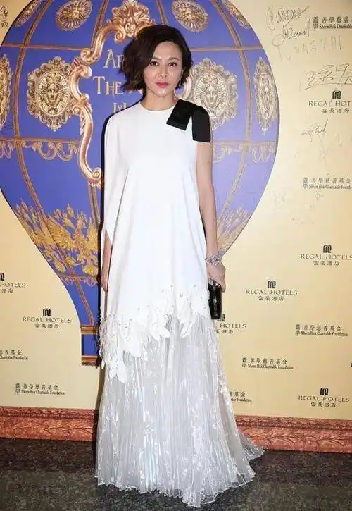 关之琳的气质没得说,虽然奔六的年纪容颜已老,但气质已经赢了_礼服