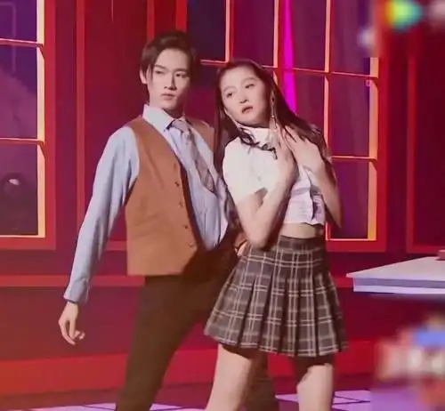 关晓彤和宋亚轩牵手跳舞看清手部细节这才是对鹿晗最大的尊重